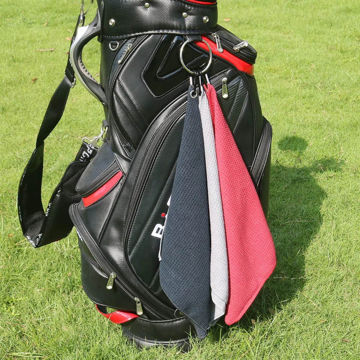 Handy Picks Toalla de Golf de Microfibra (40 x 40 cm) con Clip de mosquetón, diseño de gofre, Toalla de Golf con Cierre de Gancho y Bucle, la práctica Toalla de Limpieza de Golf (Negro/Gris/Rojo)