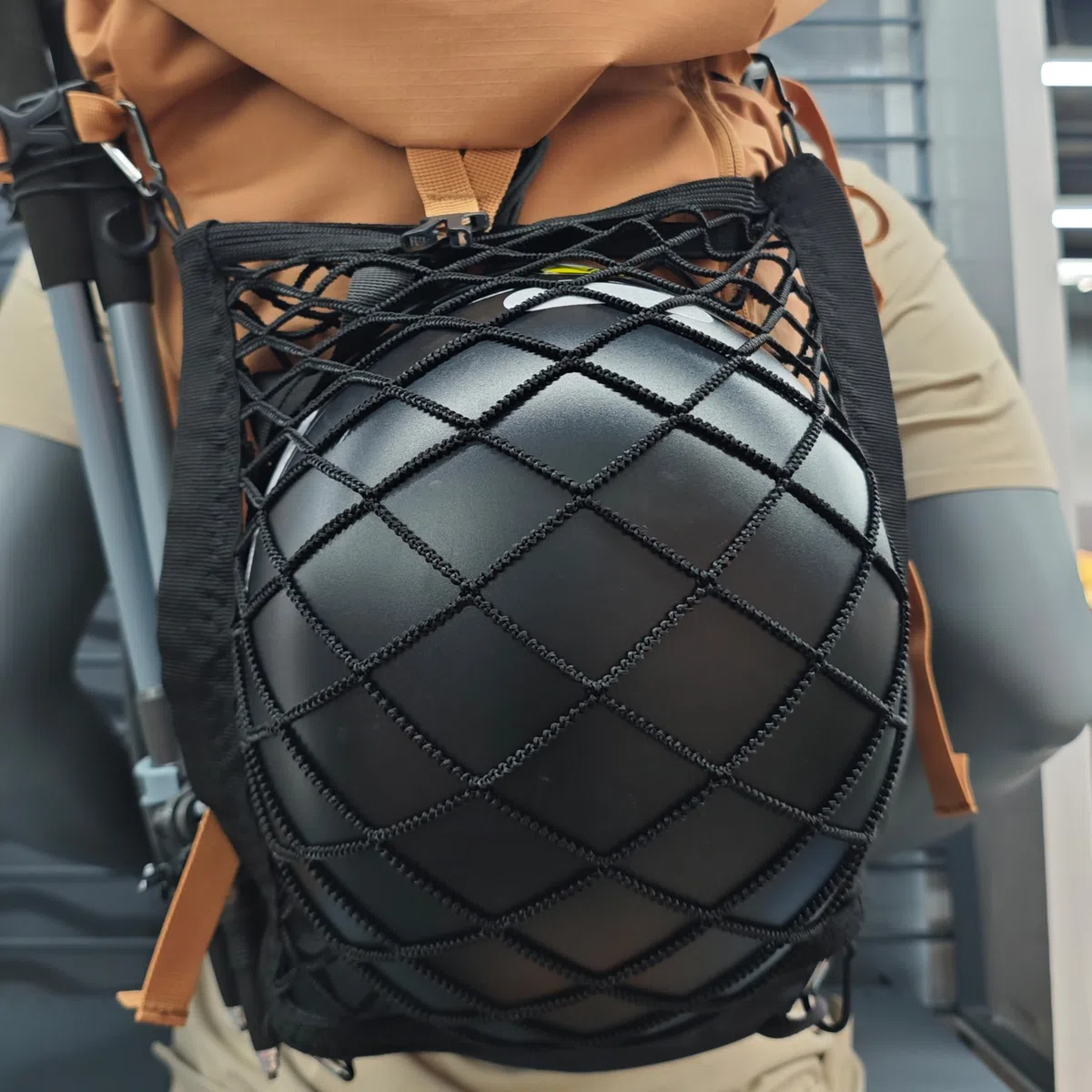 Soporte para Casco para Mochila, se Puede Usar como Funda y contenedor, 4 Bandas elásticas Laterales, Viene con 4 mosquetones, Lleva tu Casco de Manera Elegante