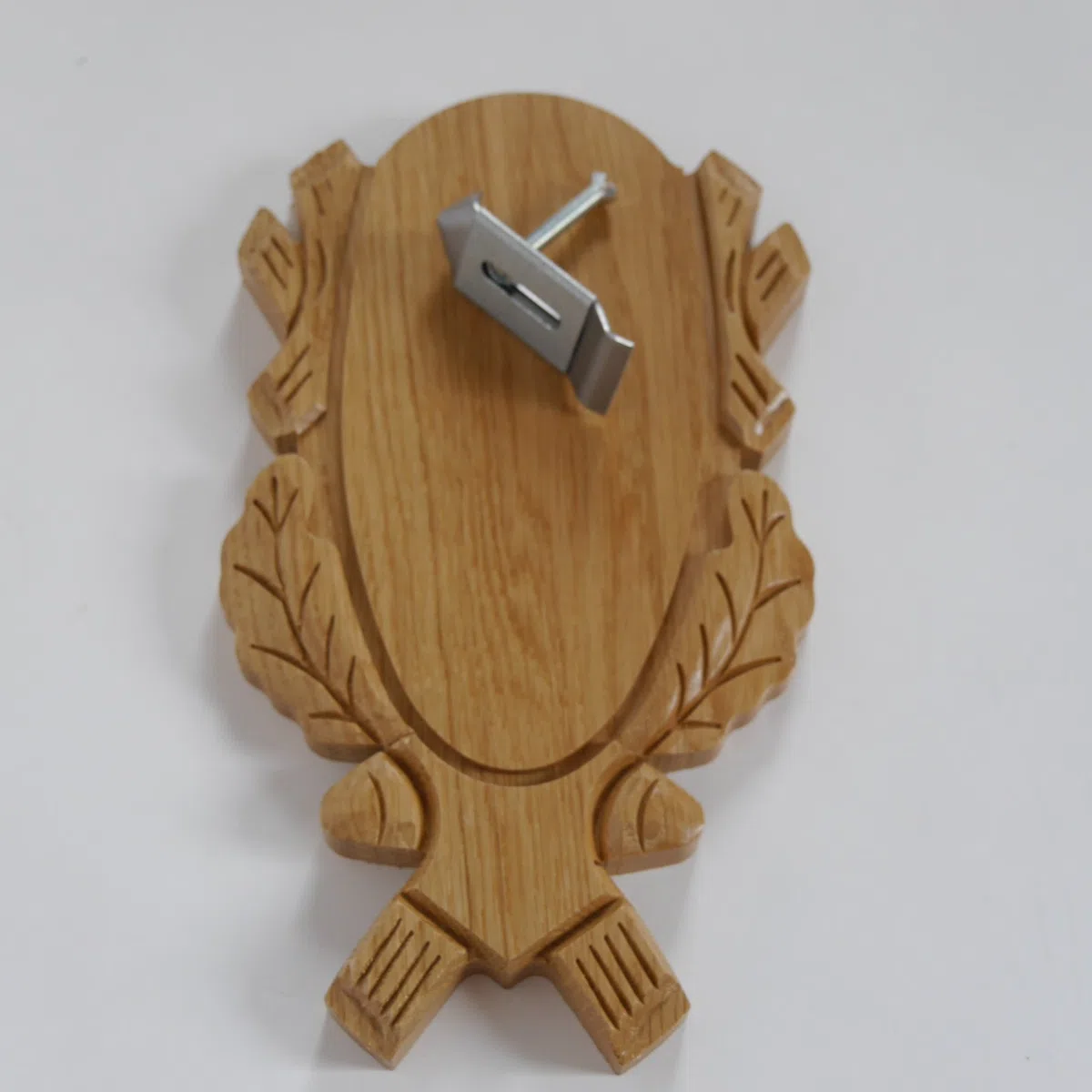 GTK - Geweihe & Trophäen KRUMHOLZ 1 pieza de escudo de trofeos tallado de ciervo claro + 1 pinza para los oídos.