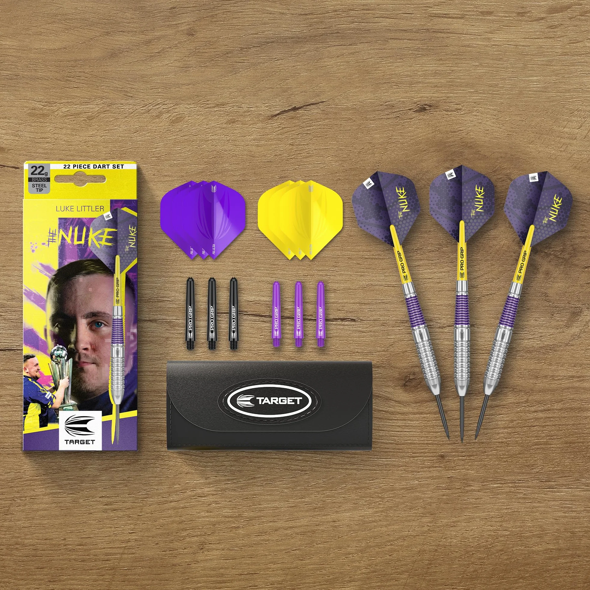 Target Darts Luke Littler Brass 22G Punta de Acero Dardos Set 22G, The Nuke Player Edición Dart Set, Dart Vuelos y Ejes | Option con Takoma Cartera Portaestuches con Zip Lock Pouches, Store Accesorios