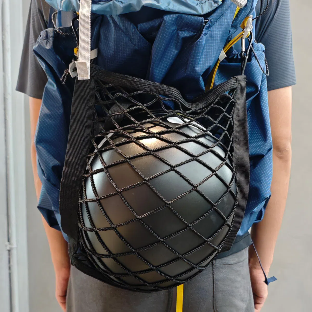 Soporte para Casco para Mochila, se Puede Usar como Funda y contenedor, 4 Bandas elásticas Laterales, Viene con 4 mosquetones, Lleva tu Casco de Manera Elegante