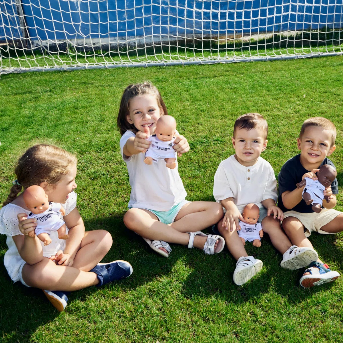 Miniland Real Madrid Muñeco 21 cm con Equipación Oficial Blanca, Muñeco Madrid Fútbol Articulado y Coleccionable, Licencia Oficial | Niño Africano