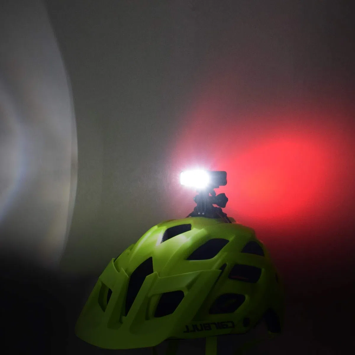 WASAGA Casco de Bicicleta Ligero, 200 Lumen LED Casco de Bicicleta Luz 3 Modos USB Recargable Impermeable Faro Delantero de Bicicleta y 5 Modos Luz Trasera de Bicicleta