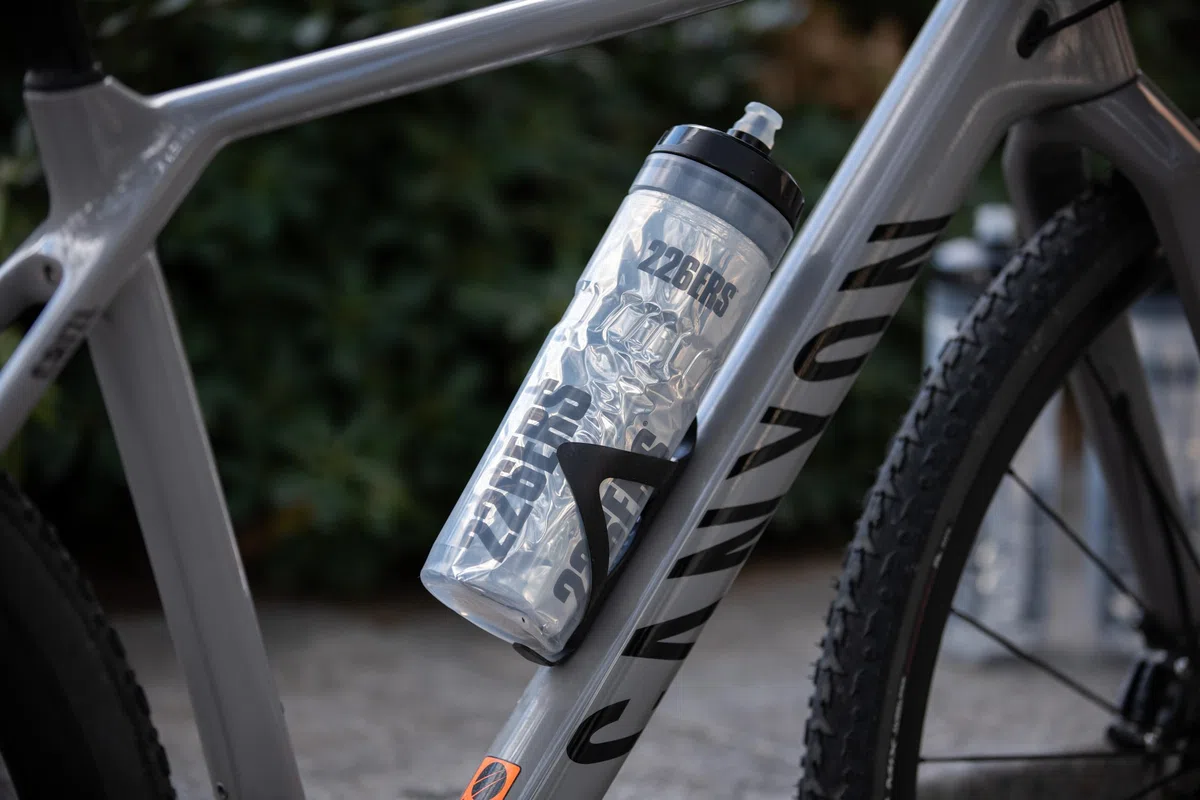 226ERS - Bidón Ciclismo, 750 ml, Botella de Agua sin BPA, Alta Capacidad Térmica, Conserva Frío y Calor, No Altera Sabor ni Olor de las Bebidas, para Llevar en la Bicicleta o al Gimnasio