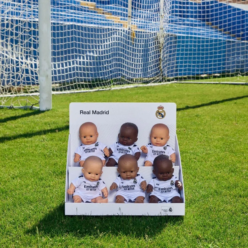 Miniland Real Madrid Muñeco 21 cm con Equipación Oficial Blanca, Muñeco Madrid Fútbol Articulado y Coleccionable, Licencia Oficial | Niño Africano