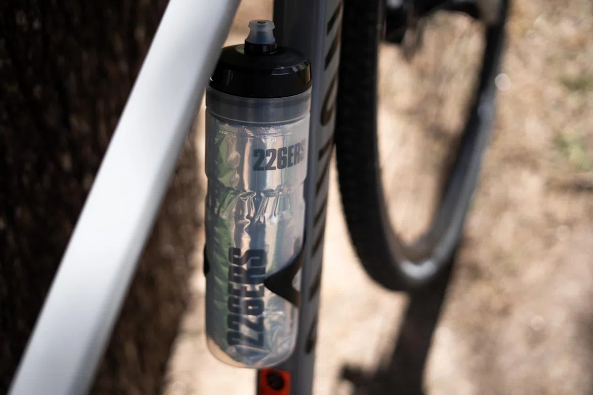 226ERS - Bidón Ciclismo, 750 ml, Botella de Agua sin BPA, Alta Capacidad Térmica, Conserva Frío y Calor, No Altera Sabor ni Olor de las Bebidas, para Llevar en la Bicicleta o al Gimnasio