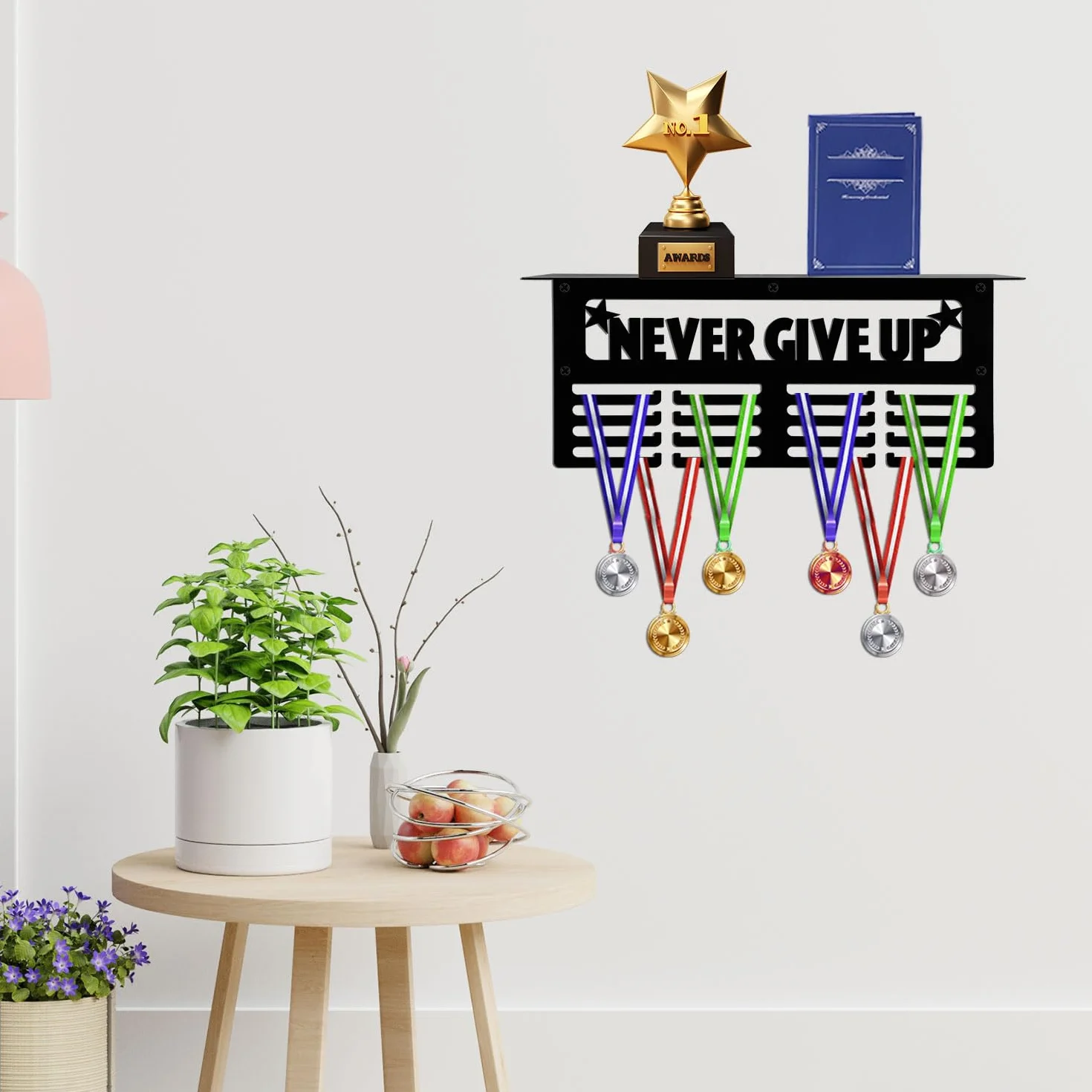 NQEUEPN Expositor de medallas, Colgador de medallas, Nunca Give up, Citas motivacionales en el Estante de medallas, Expositor para Paredes para más de 64 medallas Deportivas (Negro)