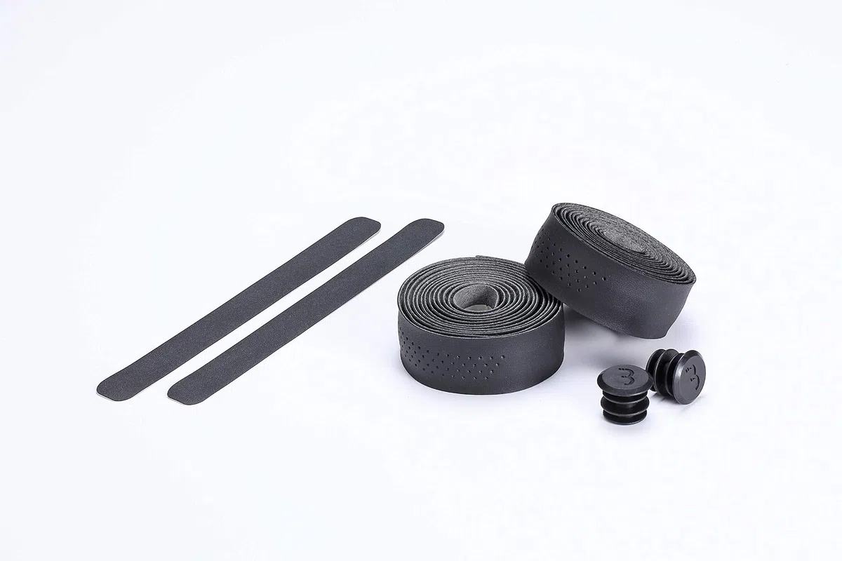 BBB Cycling - Cinta para manillar de bicicletas antideslizante especial para bicicletas de ciclismo y urbanas. Incluye cinta de acabado y tapones de manillar. Color Blanco - Modelo RaceRibbon BHT-12