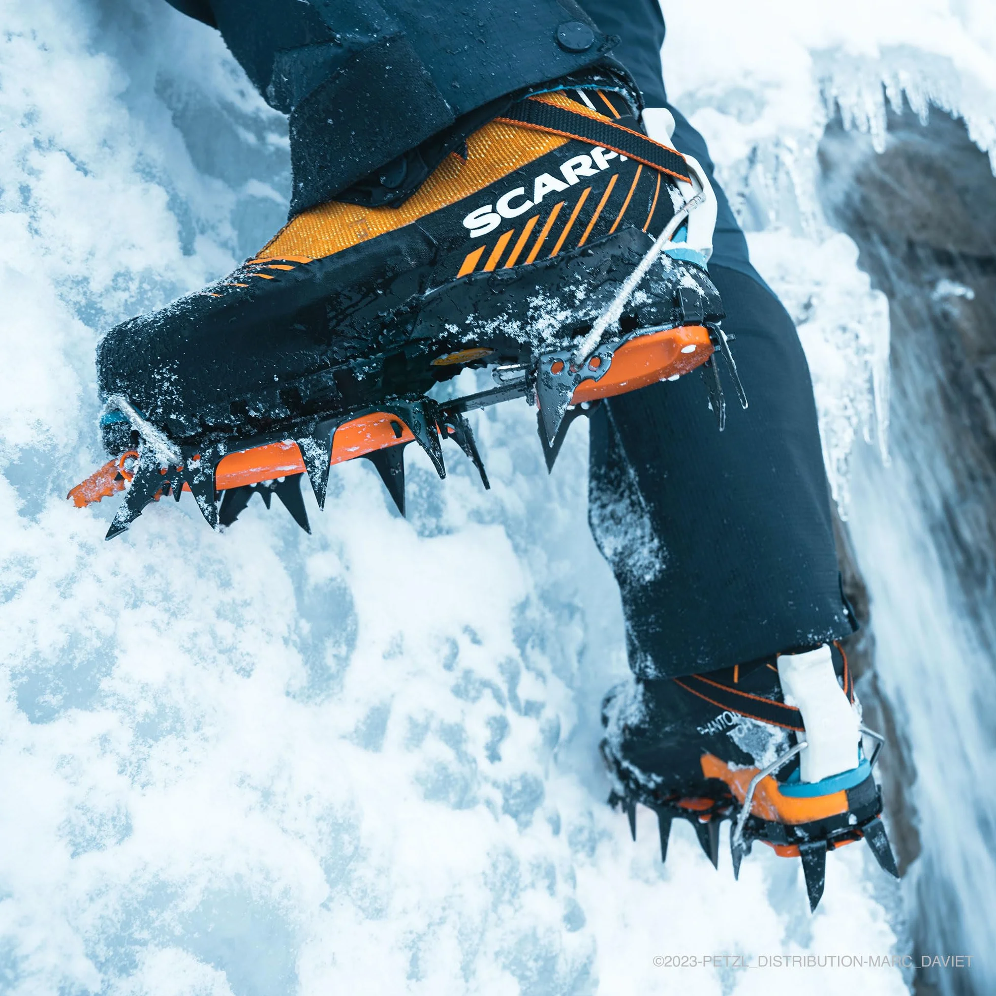 Petzl Fakir Bolsa Robusta para crampones, Unisex, Negro/Naranja