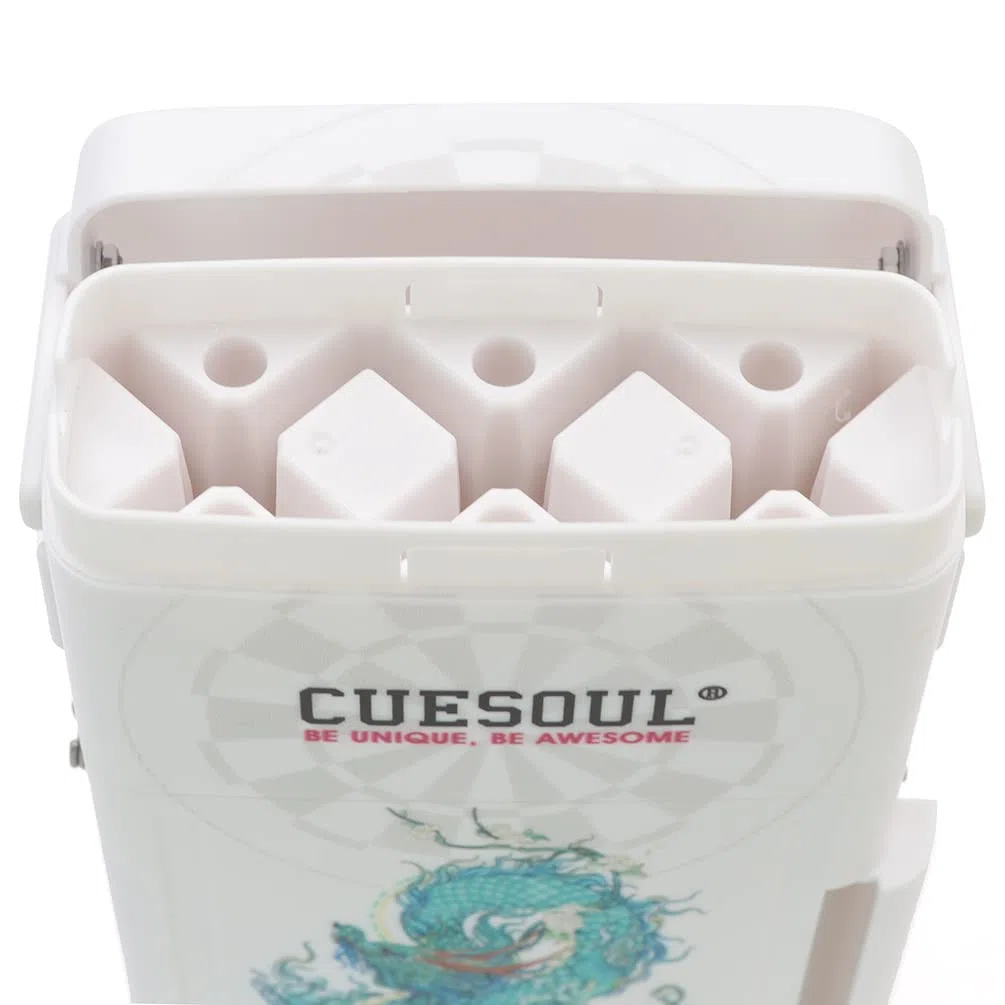CUESOUL ANTIE Estuche rígido para Dardos, Capacidad para 6 Dardos de Punta de Acero/Dardos de Punta Blanda y Accesorios adicionales, con diseño de Cuatro símbolos mitológicos, Uso Duradero