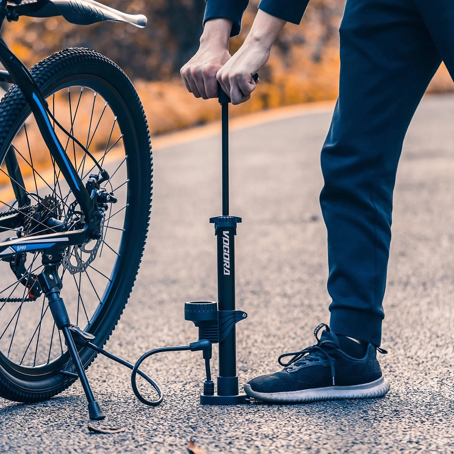 VOGORA Bomba de bicicleta con manómetro, bomba de bicicleta con válvulas Presta y Schrader, bomba de bicicleta para todas las bicicletas, bomba de pie para neumáticos de coche, bicicletas de montaña y