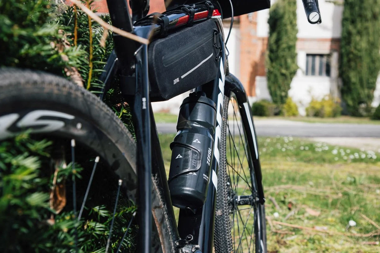 ZEFAL Pulse S2 Derecha Portabidon Bicicleta Carbono - Portabidon Lateral - Portabidón Bicicleta Ligero para Cuadros Pequeños - 28g - Made in France