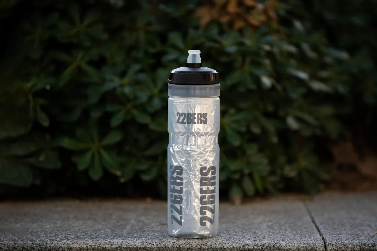 226ERS - Bidón Ciclismo, 750 ml, Botella de Agua sin BPA, Alta Capacidad Térmica, Conserva Frío y Calor, No Altera Sabor ni Olor de las Bebidas, para Llevar en la Bicicleta o al Gimnasio