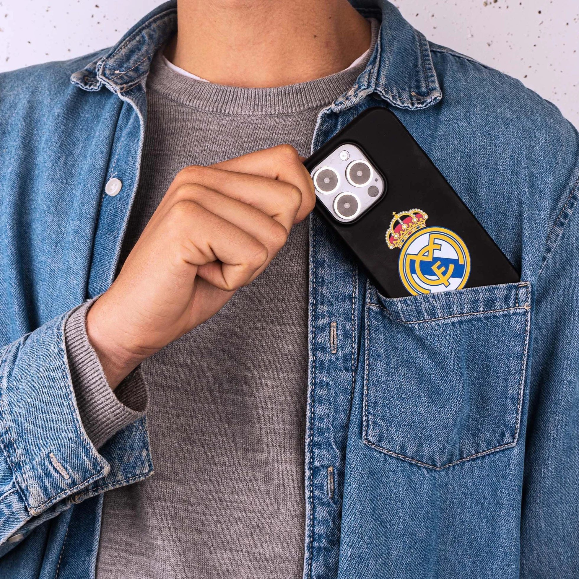 Funda para iPhone 16 Plus del Real Madrid 1902 tansparente para Proteger tu móvil. Capa de Silicona Flexible con Licencia Oficial Real Madrid