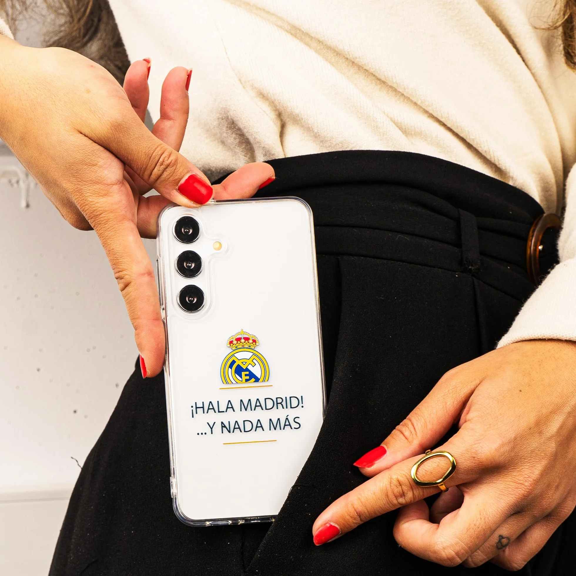 Funda para iPhone 16 Plus del Real Madrid 1902 tansparente para Proteger tu móvil. Capa de Silicona Flexible con Licencia Oficial Real Madrid
