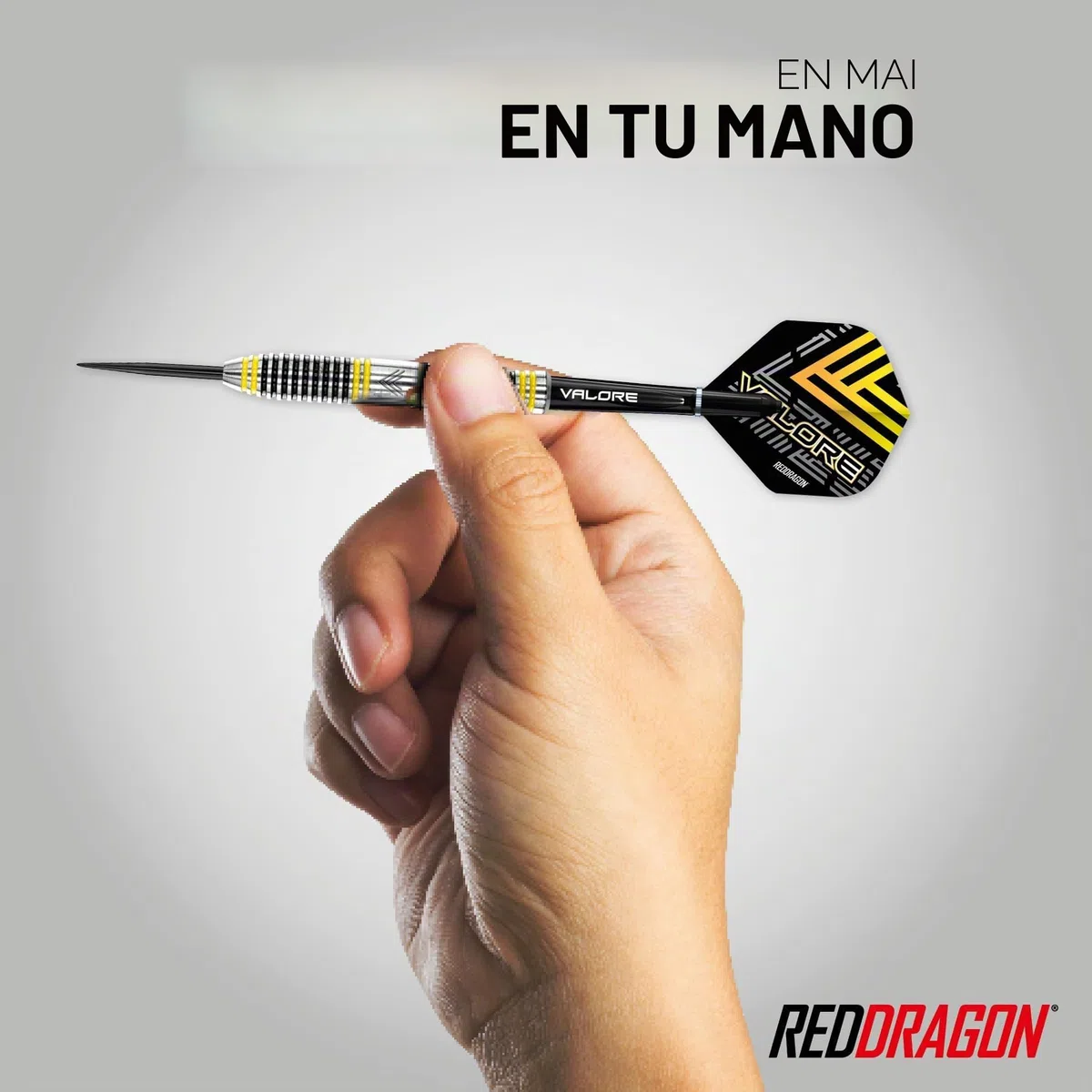 RED DRAGON Valore - Juego de dardos de punta de acero de latón de 22 g con plumas y ejes de dardos (tallos), incluye cartera para dardos